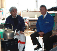 President Ikeda (right) listening to the words of Mr. Shoji at Ishinomaki’s evacuation center