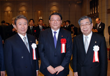 From right, President Ikeda, Chief Cabinet Secretary Fujimura, President of Japan CPTAs Political League Yamakawa