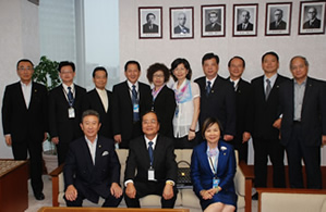 (in front line from left) JFCPTAA President Ikeda, Taiwan President Shi and Mrs. Shi