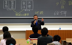 日本大学で講義する池田会長