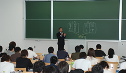 法政大学で講義する池田会長