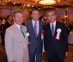 （左から）池田前会長、麻生財務大臣、神津新会長